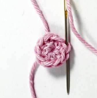 Blog-Inhaltsbild für 'Kostenlose Häkelanleitung: Blume mit Blättern in 3 Varianten'