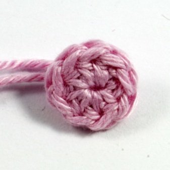 Blog-Inhaltsbild für 'Kostenlose Häkelanleitung: Blume mit Blättern in 3 Varianten'