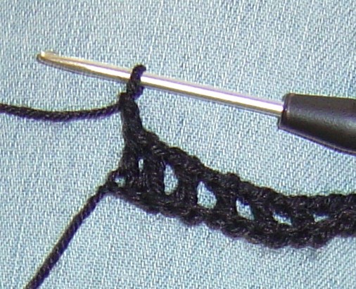 Blog-Inhaltsbild für 'Gratis-Häkelanleitung Deko-Fliege im Lochmuster'