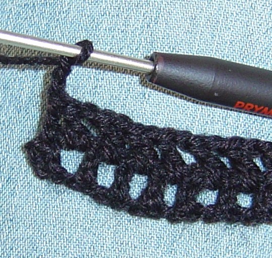 Blog-Inhaltsbild für 'Gratis-Häkelanleitung Deko-Fliege im Lochmuster'