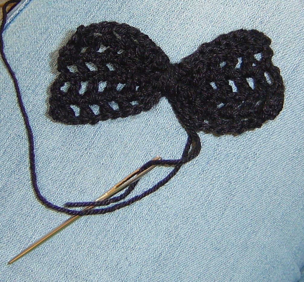 Blog-Inhaltsbild für 'Gratis-Häkelanleitung Deko-Fliege im Lochmuster'