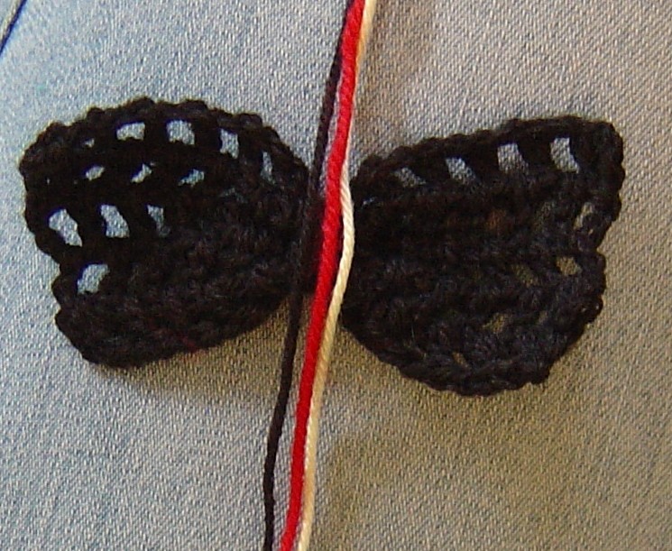 Blog-Inhaltsbild für 'Gratis-Häkelanleitung Deko-Fliege im Lochmuster'