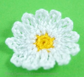 Blog-Inhaltsbild für 'Kostenlose Häkelanleitung für Gänseblümchen in 3 Größen'