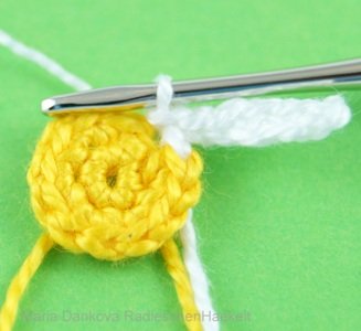 Blog-Inhaltsbild für 'Kostenlose Häkelanleitung für Gänseblümchen in 3 Größen'