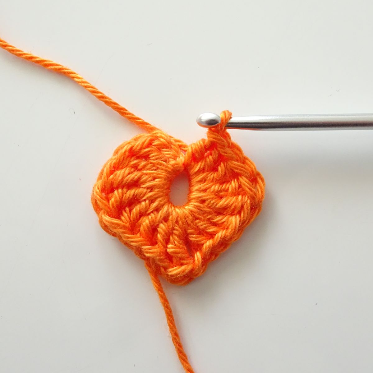 Blog-Inhaltsbild für 'Kleines, zartes Herz (kostenlose Häkelanleitung) plus Projektideen'