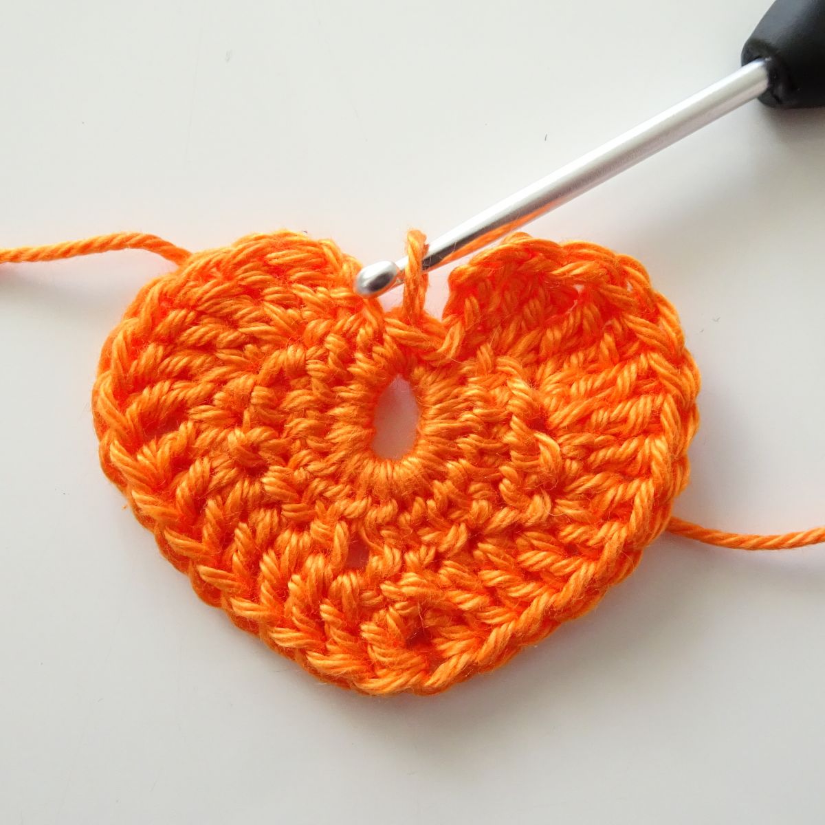 Blog-Inhaltsbild für 'Kleines, zartes Herz (kostenlose Häkelanleitung) plus Projektideen'