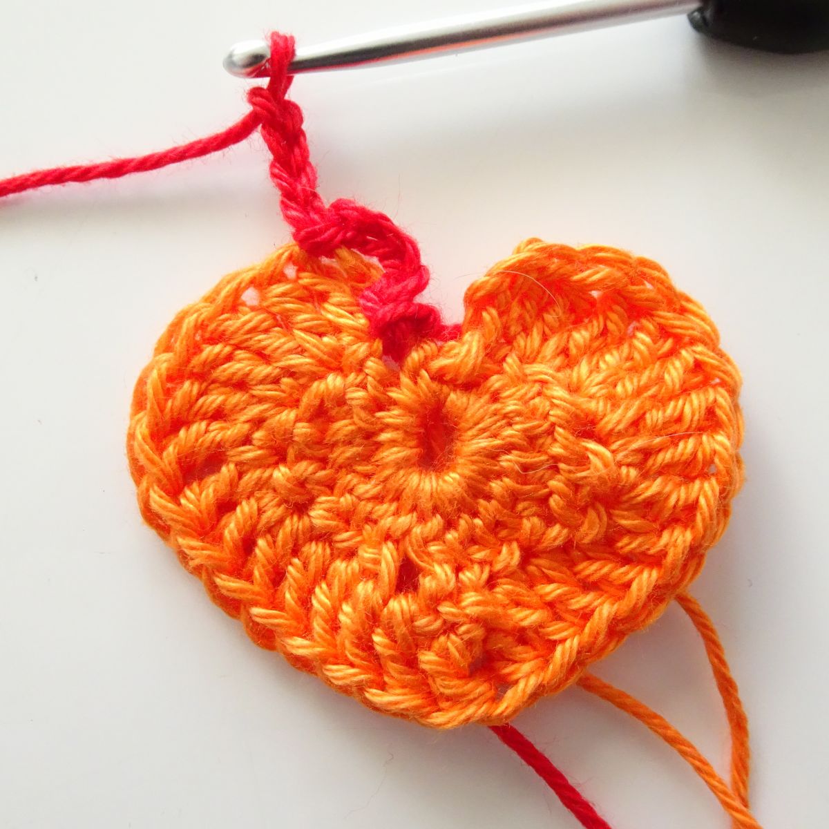 Blog-Inhaltsbild für 'Kleines, zartes Herz (kostenlose Häkelanleitung) plus Projektideen'