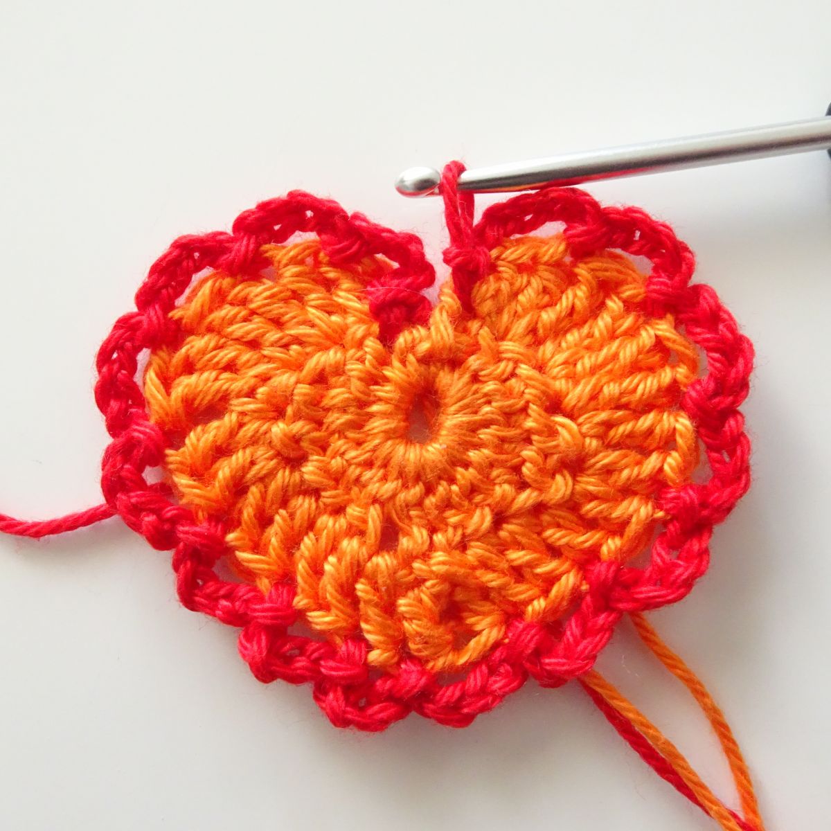 Blog-Inhaltsbild für 'Kleines, zartes Herz (kostenlose Häkelanleitung) plus Projektideen'