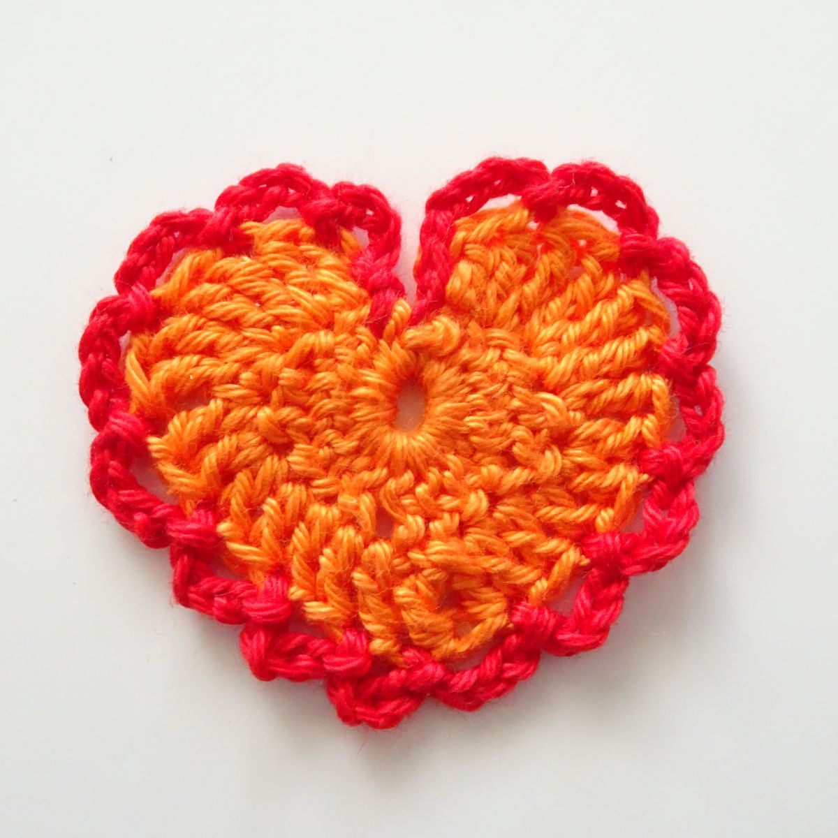 Blog-Inhaltsbild für 'Kleines, zartes Herz (kostenlose Häkelanleitung) plus Projektideen'