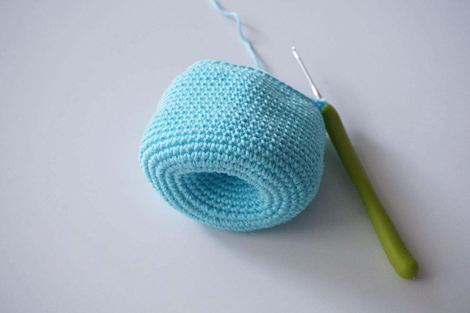 Blog-Inhaltsbild für 'Häkelanleitung für Blue, den kleinen Axolotl mit Herz - Freebie'