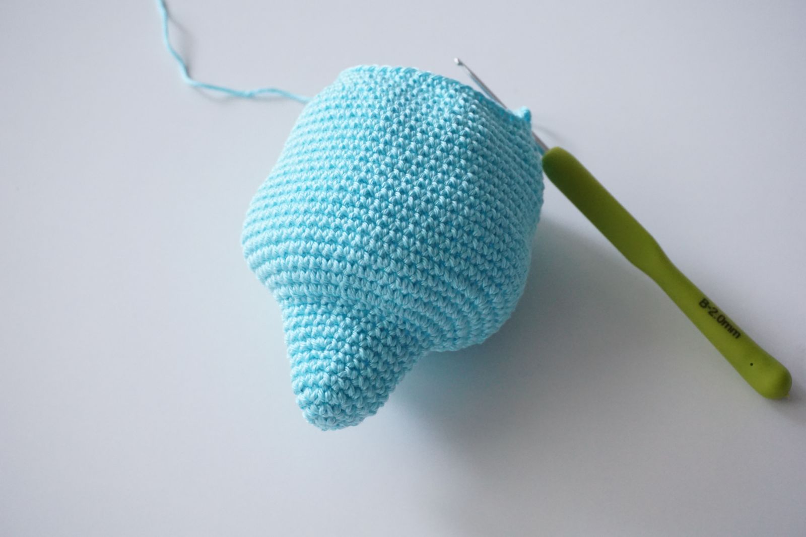 Blog-Inhaltsbild für 'Häkelanleitung für Blue, den kleinen Axolotl mit Herz - Freebie'