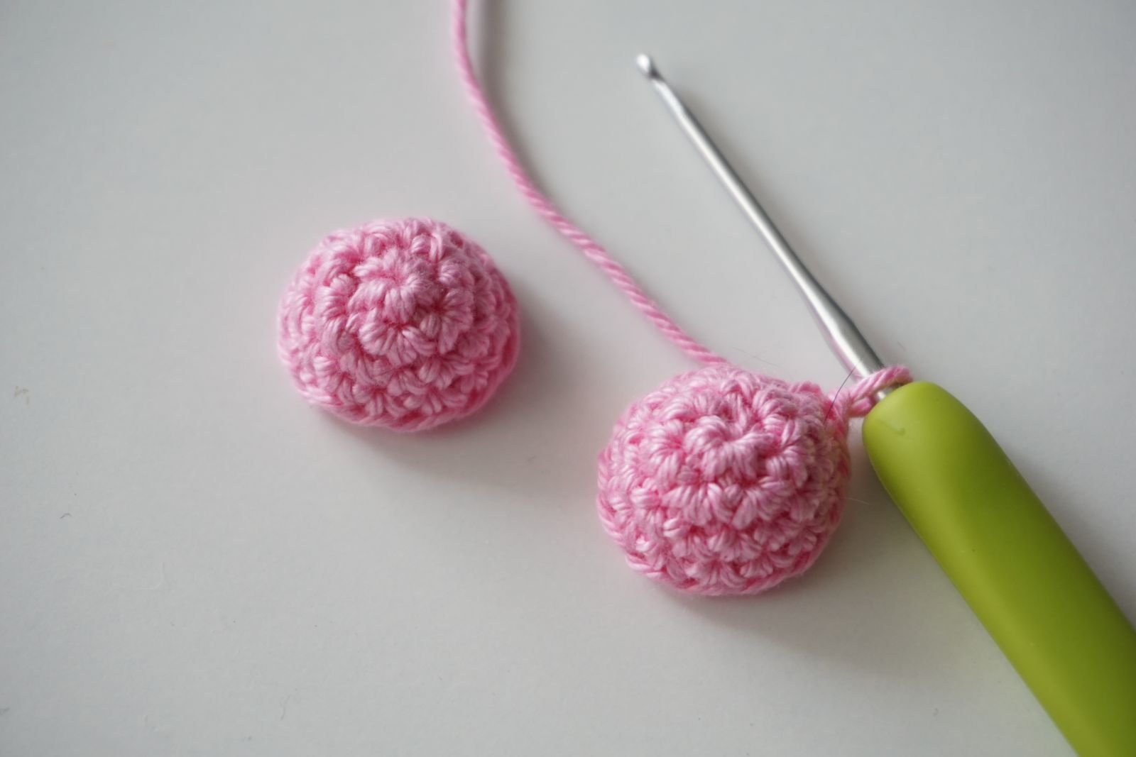 Blog-Inhaltsbild für 'Häkelanleitung für Blue, den kleinen Axolotl mit Herz - Freebie'