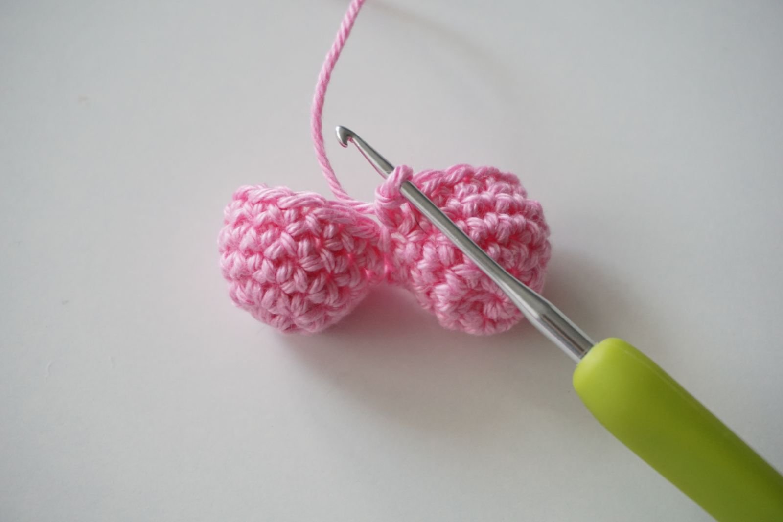 Blog-Inhaltsbild für 'Häkelanleitung für Blue, den kleinen Axolotl mit Herz - Freebie'