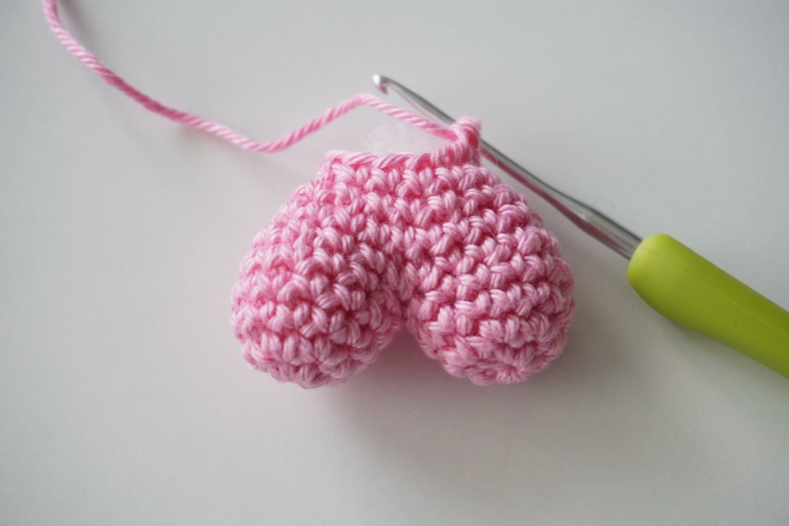 Blog-Inhaltsbild für 'Häkelanleitung für Blue, den kleinen Axolotl mit Herz - Freebie'