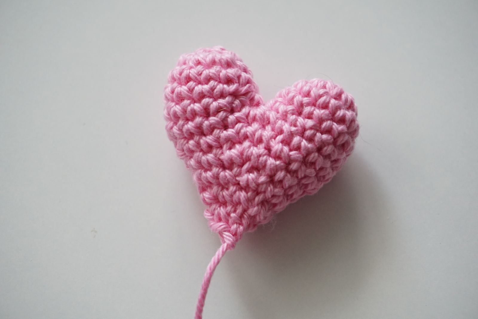 Blog-Inhaltsbild für 'Häkelanleitung für Blue, den kleinen Axolotl mit Herz - Freebie'