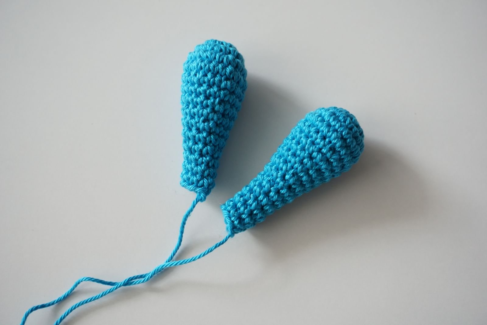 Blog-Inhaltsbild für 'Häkelanleitung für Blue, den kleinen Axolotl mit Herz - Freebie'