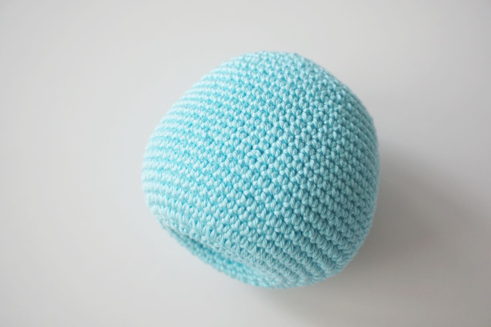 Blog-Inhaltsbild für 'Häkelanleitung für Blue, den kleinen Axolotl mit Herz - Freebie'