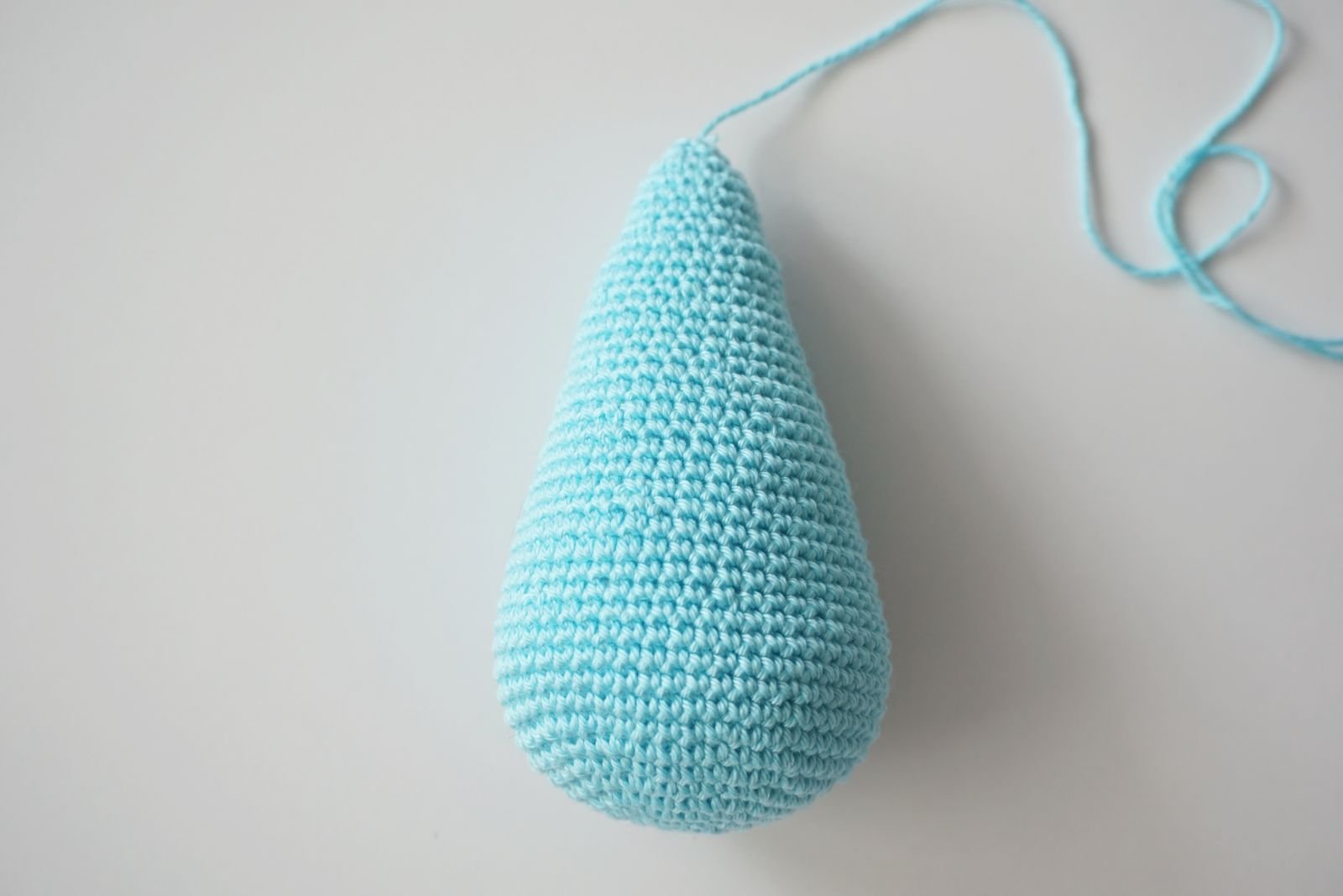 Blog-Inhaltsbild für 'Häkelanleitung für Blue, den kleinen Axolotl mit Herz - Freebie'