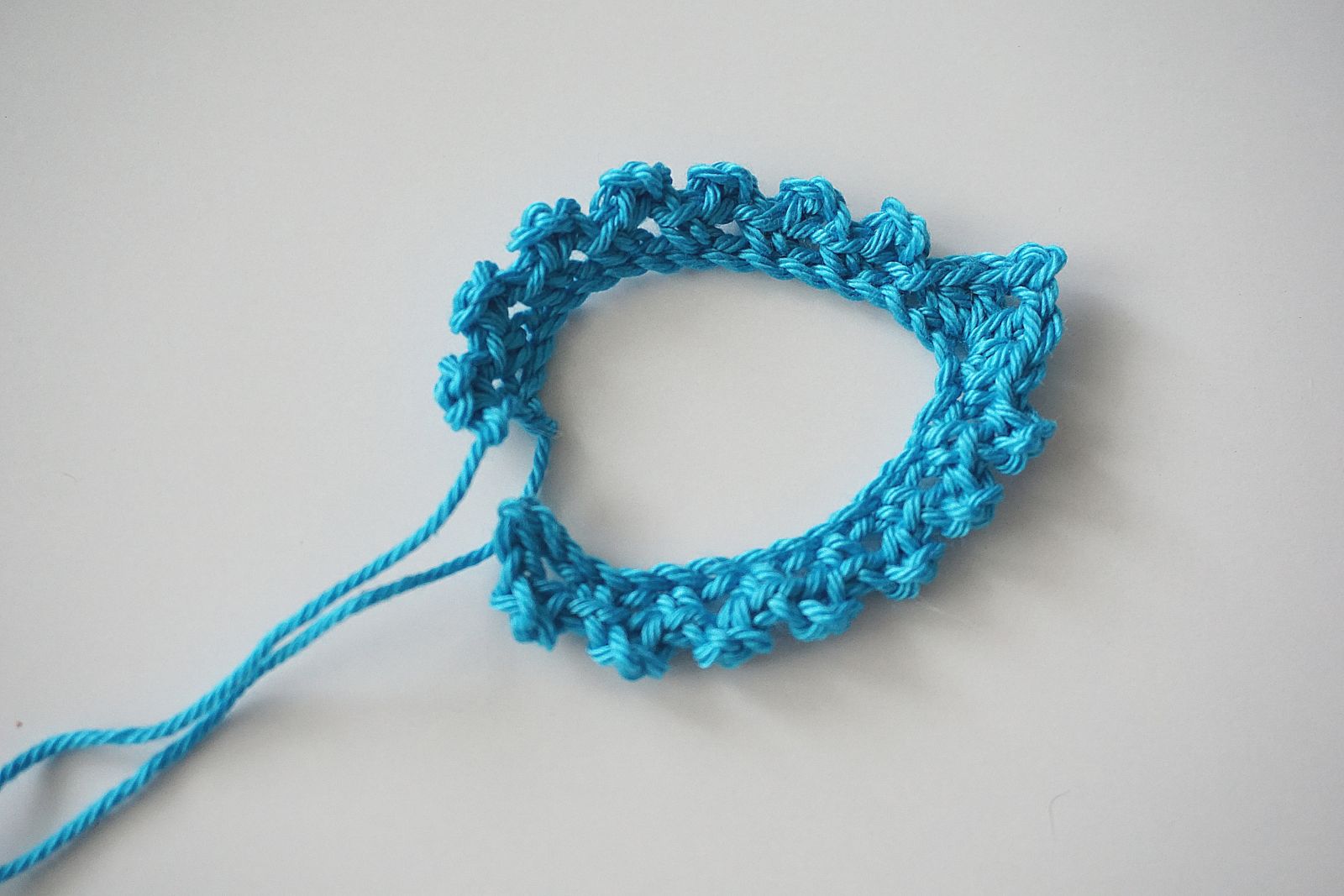 Blog-Inhaltsbild für 'Häkelanleitung für Blue, den kleinen Axolotl mit Herz - Freebie'