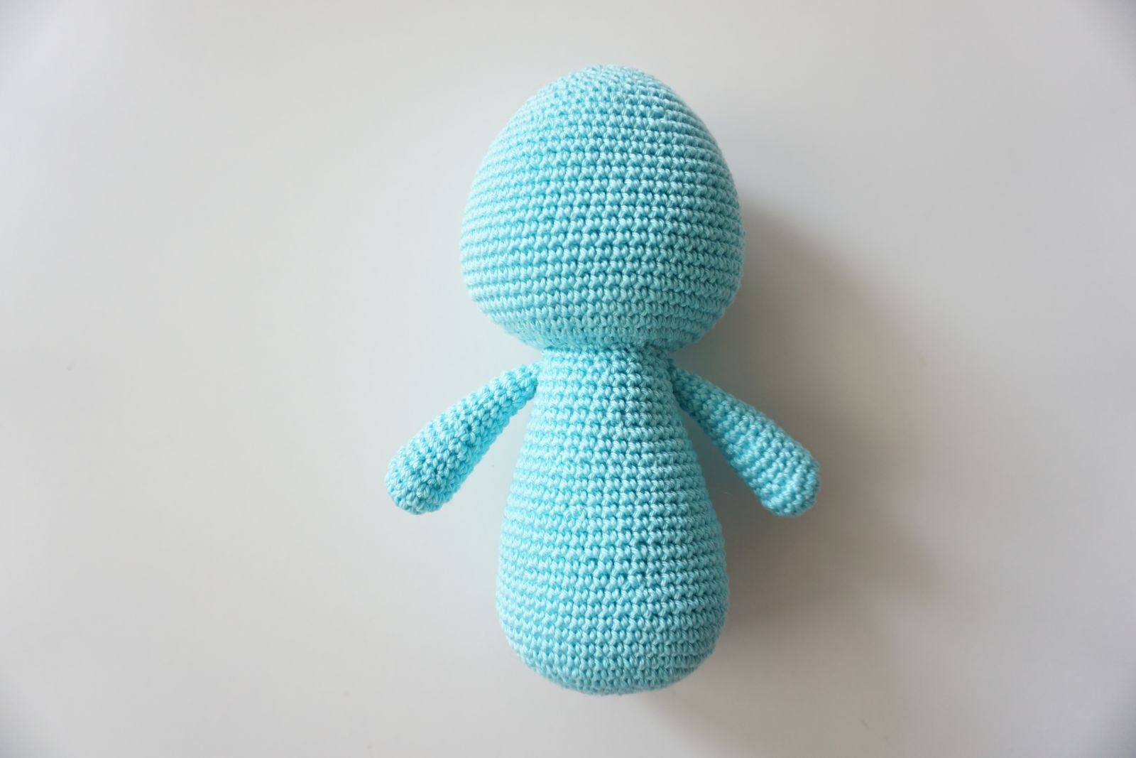 Blog-Inhaltsbild für 'Häkelanleitung für Blue, den kleinen Axolotl mit Herz - Freebie'