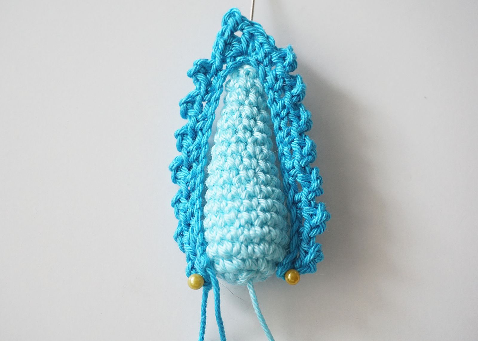 Blog-Inhaltsbild für 'Häkelanleitung für Blue, den kleinen Axolotl mit Herz - Freebie'