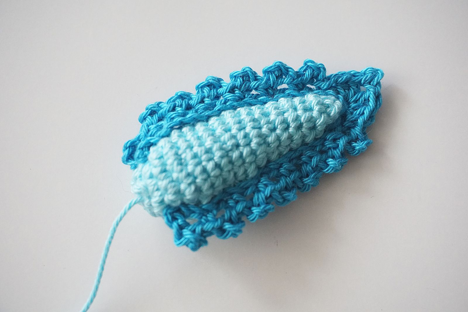 Blog-Inhaltsbild für 'Häkelanleitung für Blue, den kleinen Axolotl mit Herz - Freebie'