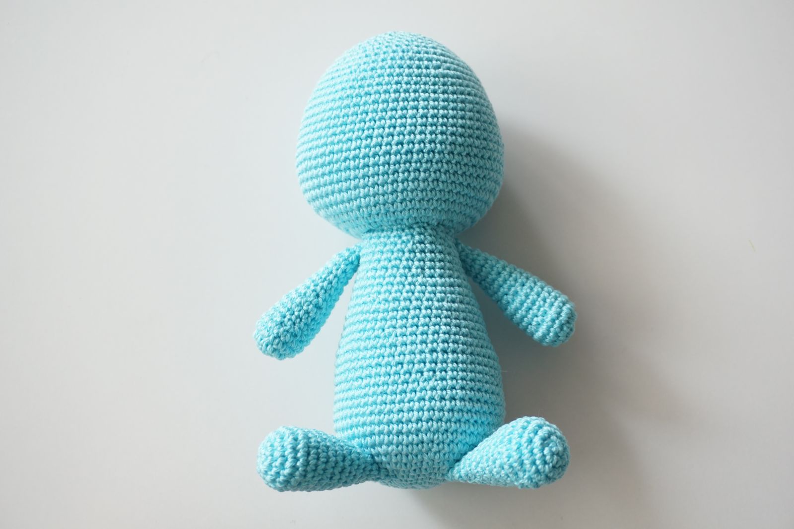 Blog-Inhaltsbild für 'Häkelanleitung für Blue, den kleinen Axolotl mit Herz - Freebie'