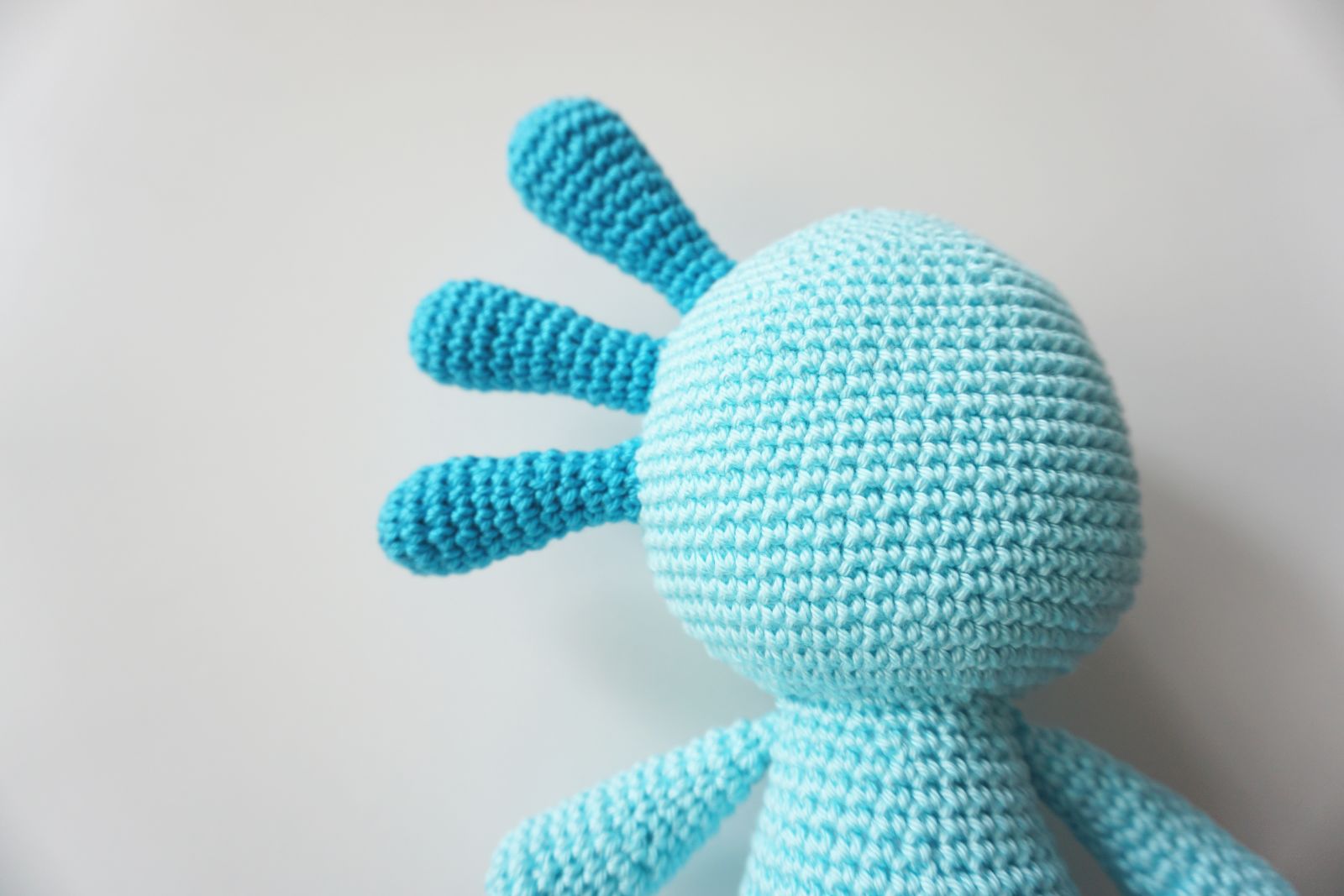 Blog-Inhaltsbild für 'Häkelanleitung für Blue, den kleinen Axolotl mit Herz - Freebie'