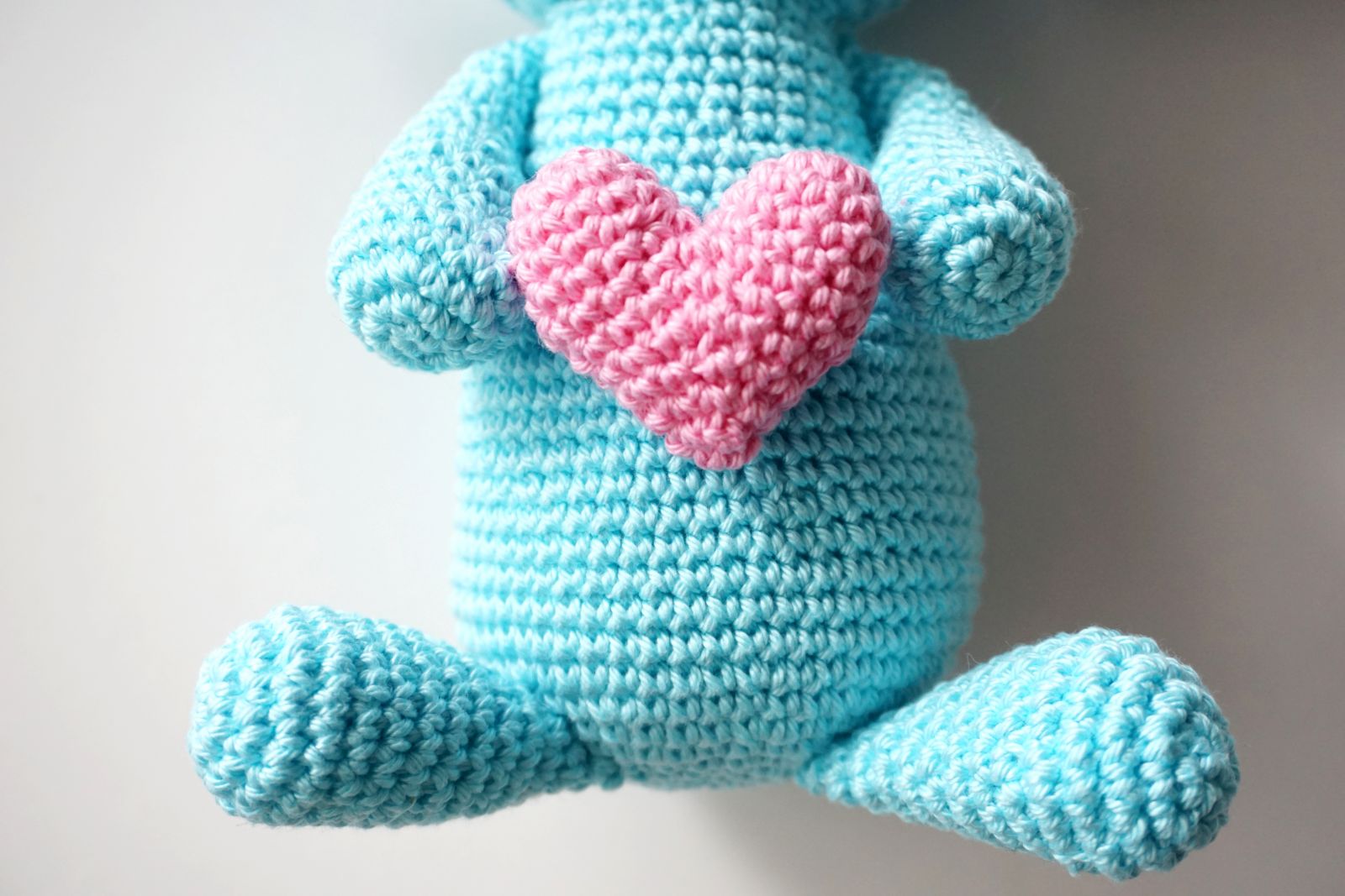 Blog-Inhaltsbild für 'Häkelanleitung für Blue, den kleinen Axolotl mit Herz - Freebie'