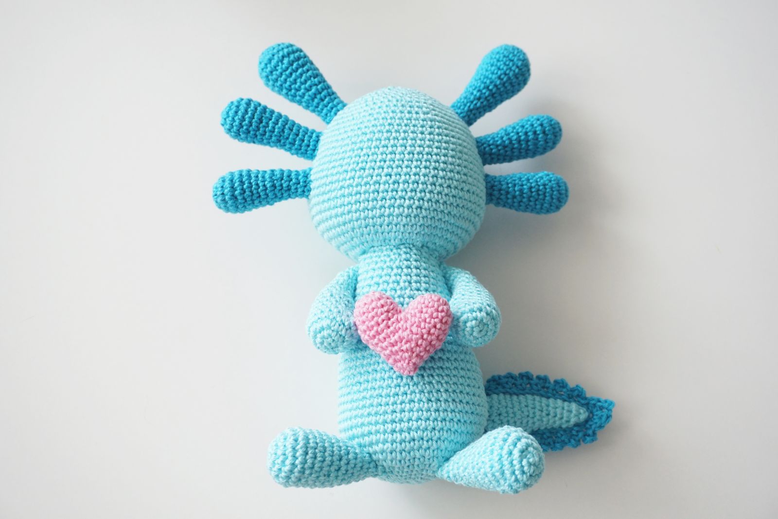 Blog-Inhaltsbild für 'Häkelanleitung für Blue, den kleinen Axolotl mit Herz - Freebie'