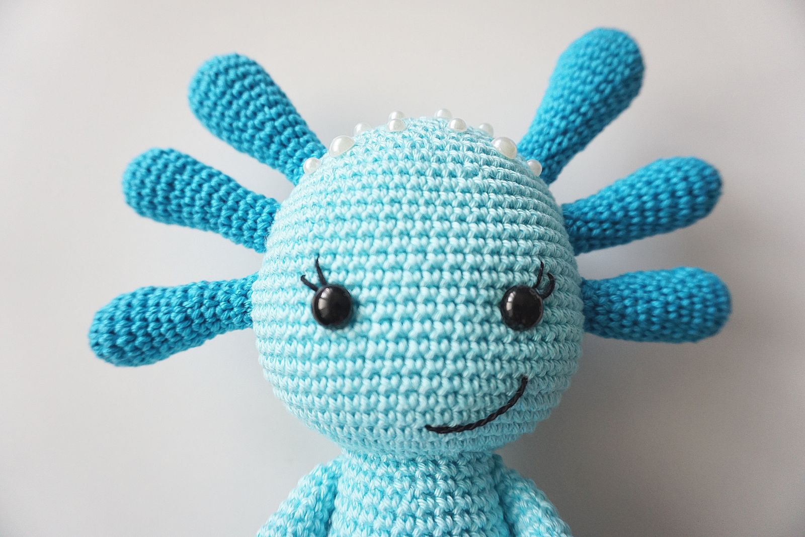 Blog-Inhaltsbild für 'Häkelanleitung für Blue, den kleinen Axolotl mit Herz - Freebie'