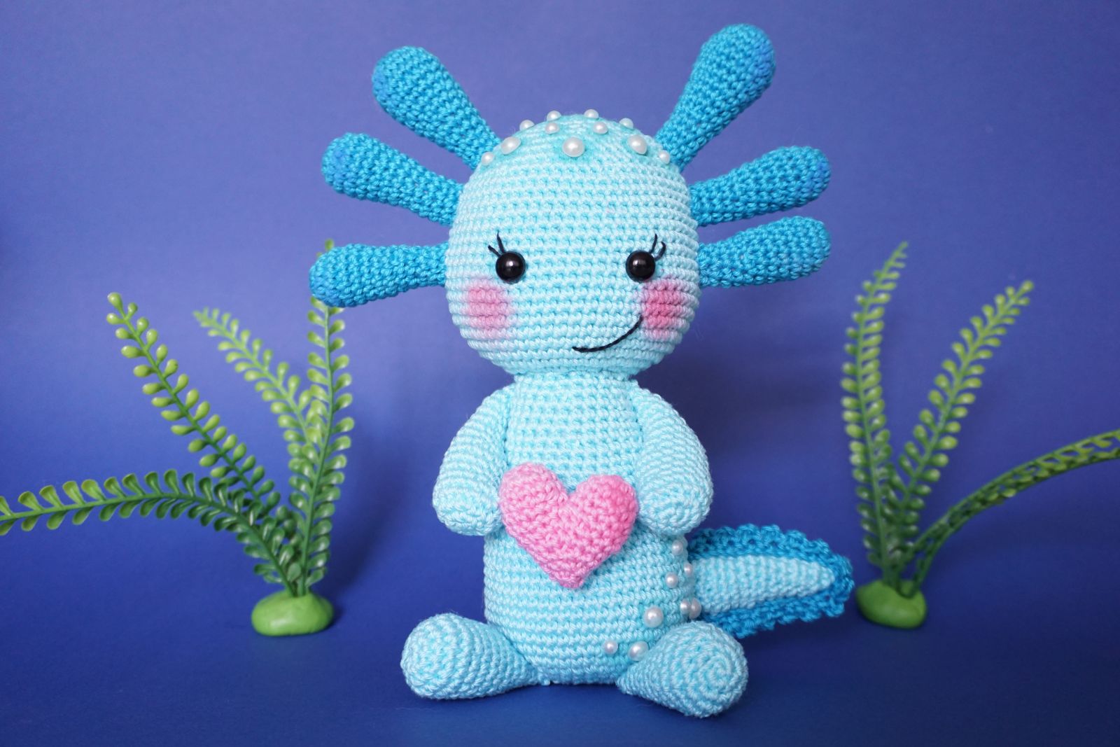 Blog-Inhaltsbild für 'Häkelanleitung für Blue, den kleinen Axolotl mit Herz - Freebie'