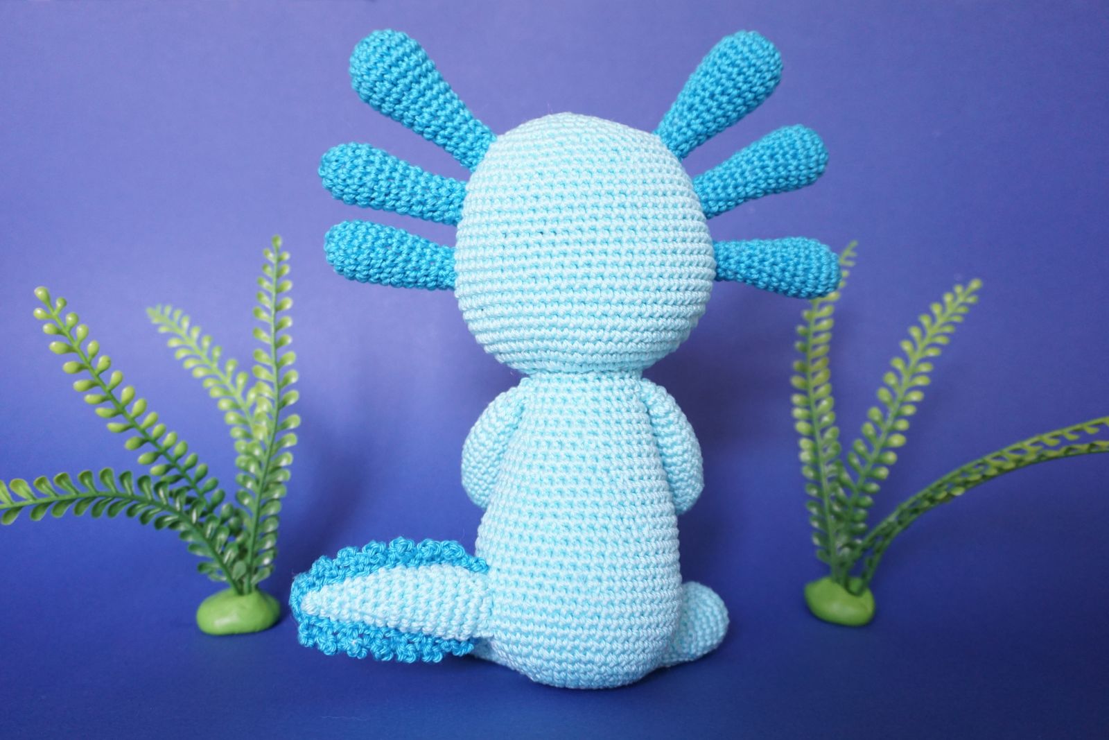 Blog-Inhaltsbild für 'Häkelanleitung für Blue, den kleinen Axolotl mit Herz - Freebie'
