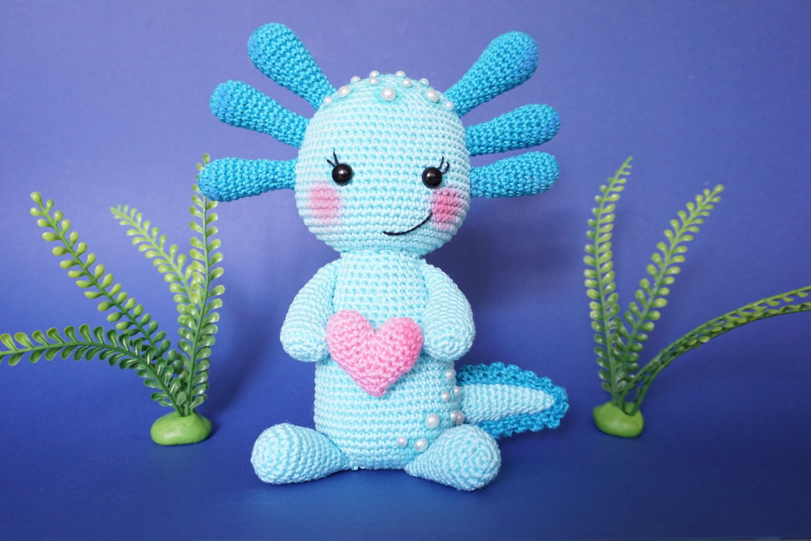 Blog-Inhaltsbild für 'Häkelanleitung für Blue, den kleinen Axolotl mit Herz - Freebie'