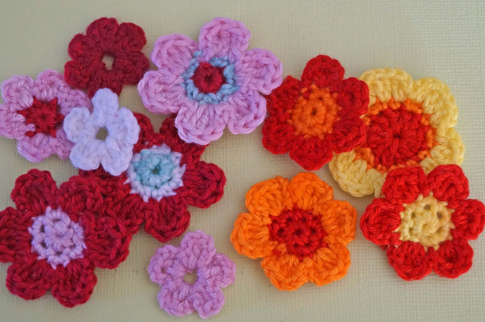 Blog-Inhaltsbild für 'Frühlingskarten und Osterkarten gestalten mit gehäkelten Blümchen'