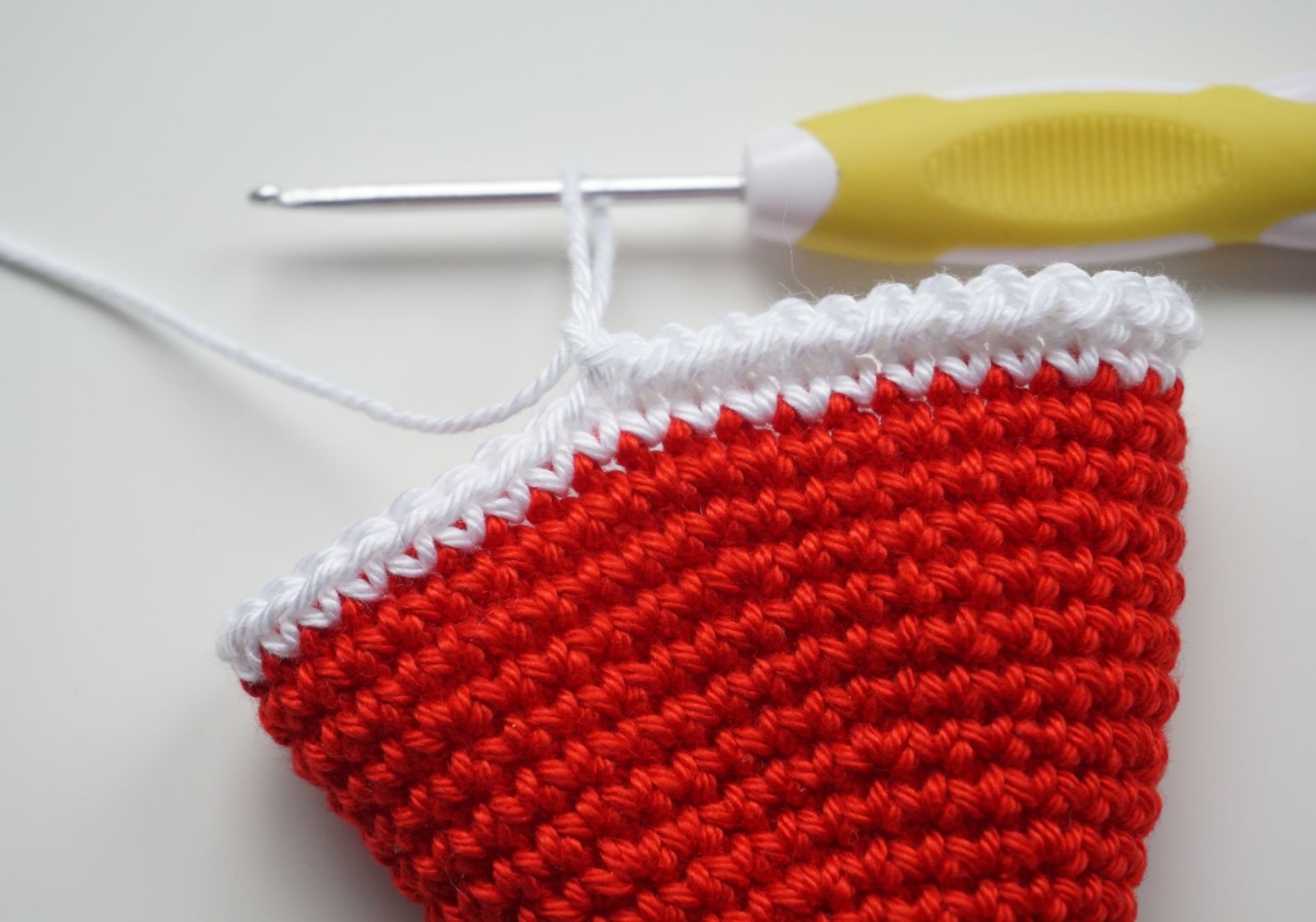 Blog-Inhaltsbild für 'Häkelanleitung Eierwärmer Weihnachtsmütze - Freebie'