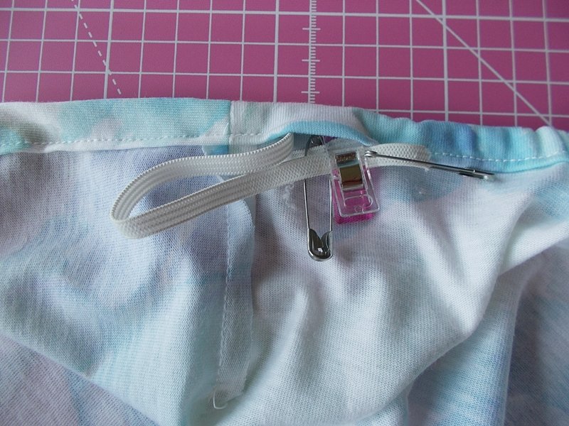 Enden des Gummis mit Klammer