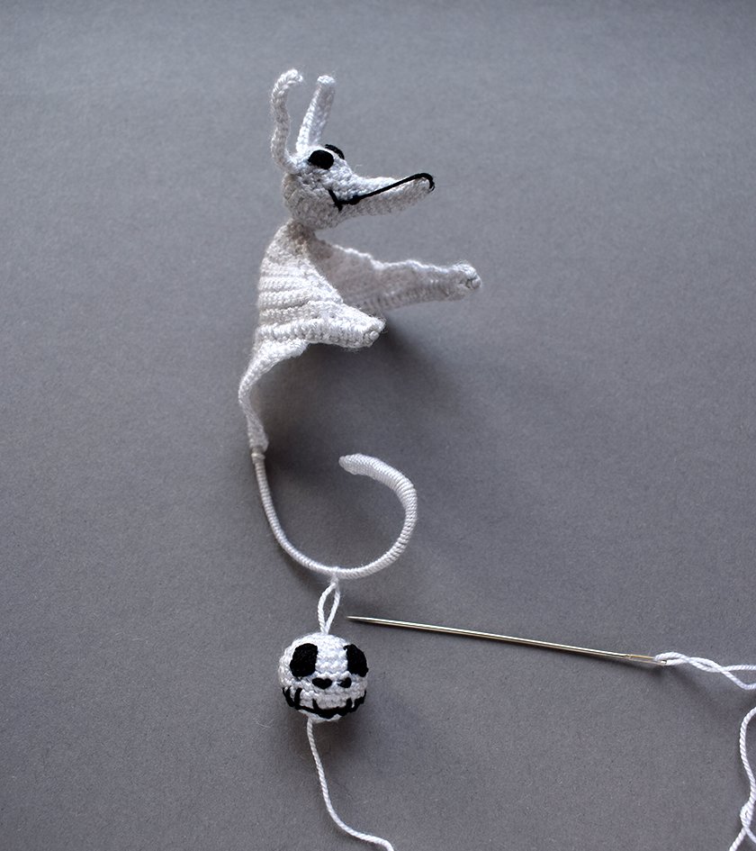 Blog-Inhaltsbild für 'Gratis Häkelanleitung Ohrklemme für Halloween: „Das Hundegespenst“'