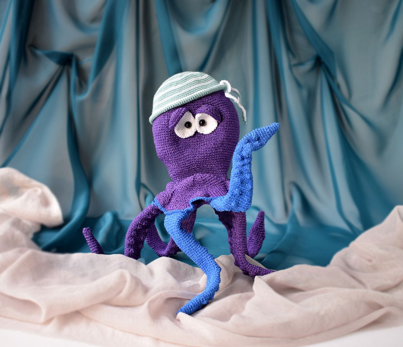 Blog content image for 'Phone stand «Octopus pirate»'
