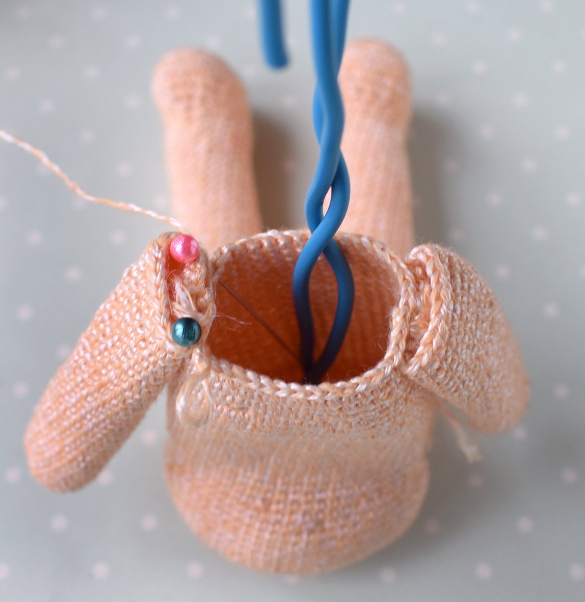 Blog-Inhaltsbild für 'Übertopf «was hast du in deinem Kopf?». 2 in 1: Häkeln oder Stricken'