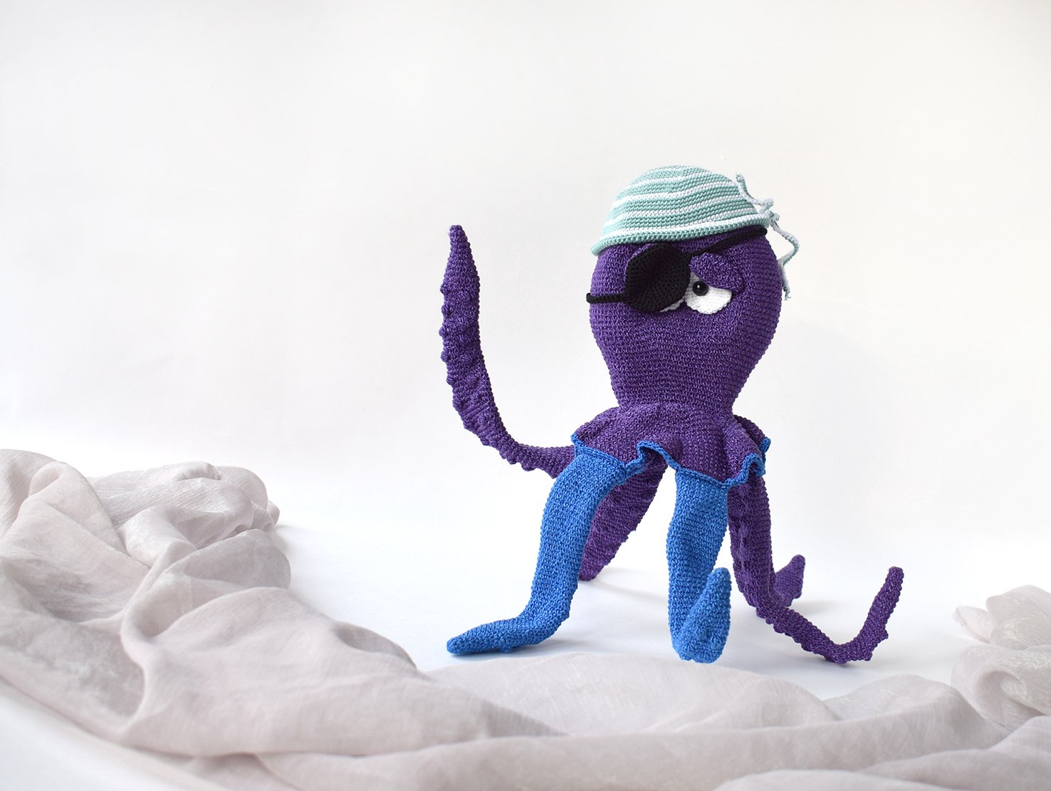 Blog content image for 'Phone stand «Octopus pirate»'