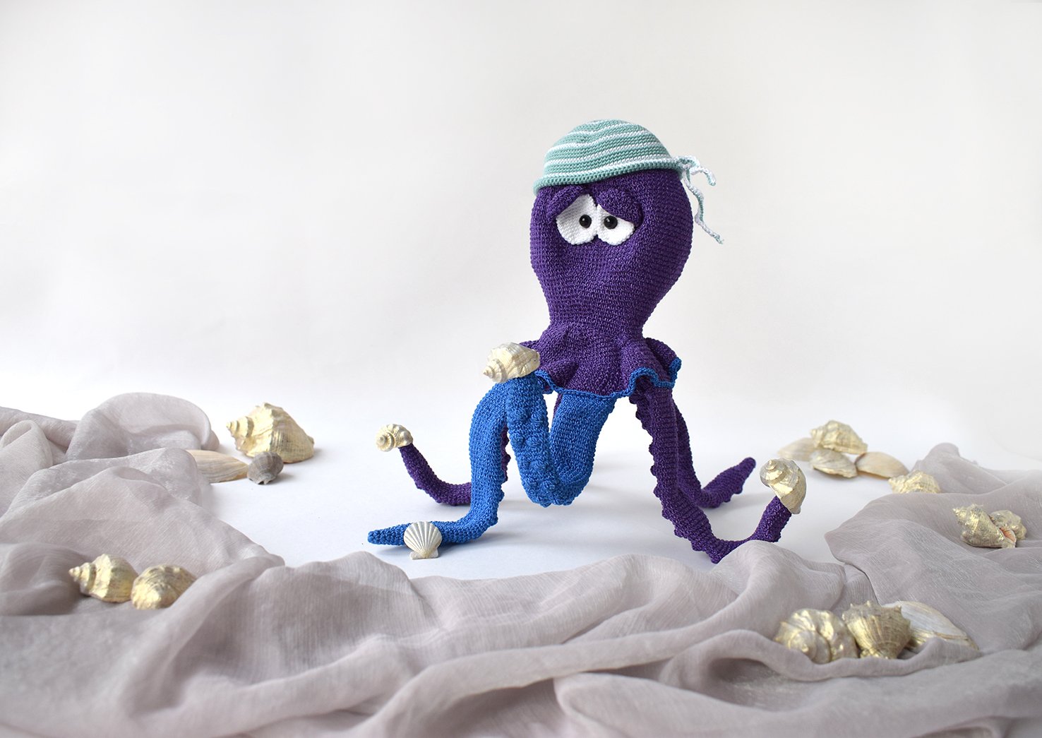Blog content image for 'Phone stand «Octopus pirate»'