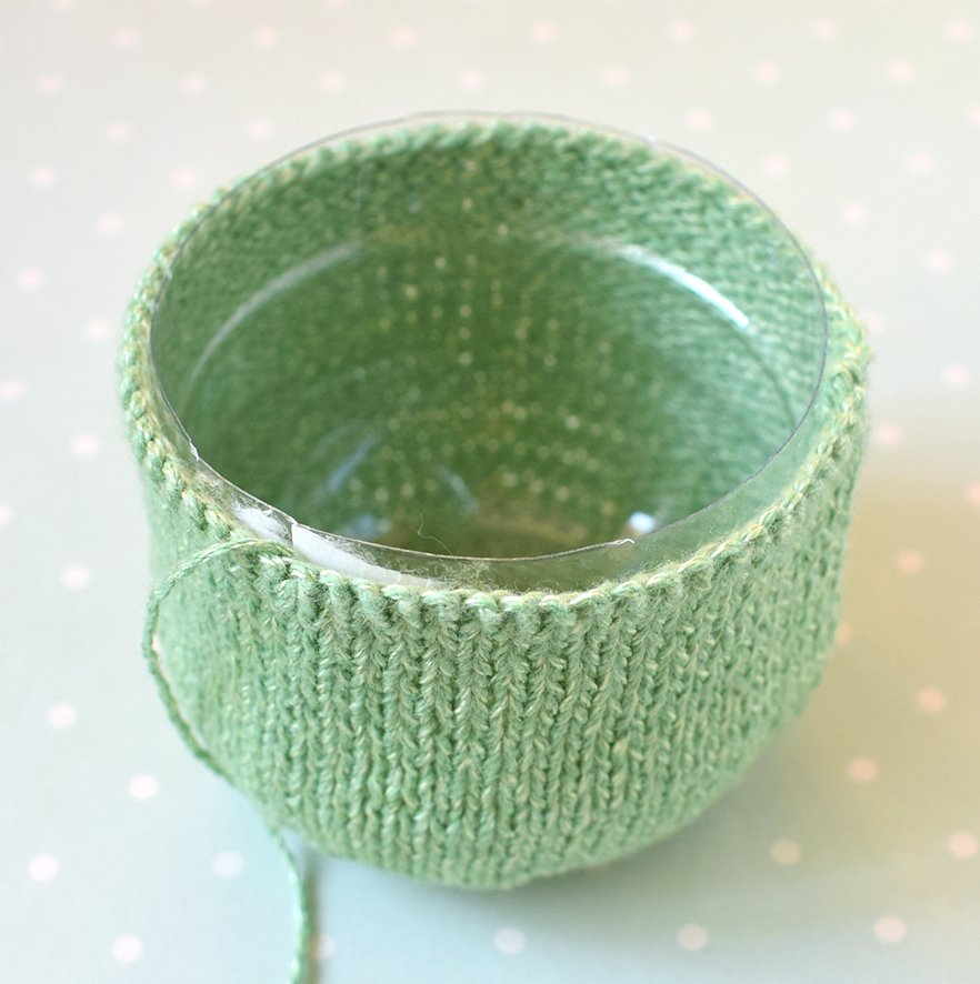 Blog-Inhaltsbild für 'Übertopf «was hast du in deinem Kopf?». 2 in 1: Häkeln oder Stricken'