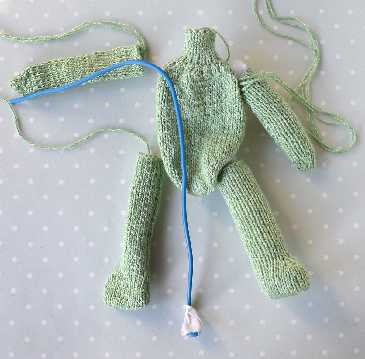 Blog-Inhaltsbild für 'Übertopf «was hast du in deinem Kopf?». 2 in 1: Häkeln oder Stricken'