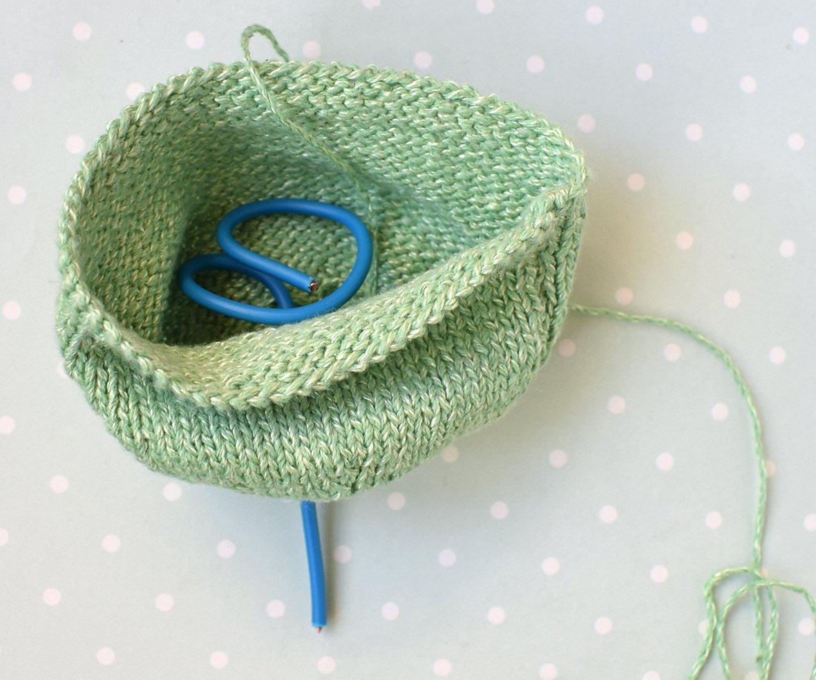 Blog-Inhaltsbild für 'Übertopf «was hast du in deinem Kopf?». 2 in 1: Häkeln oder Stricken'