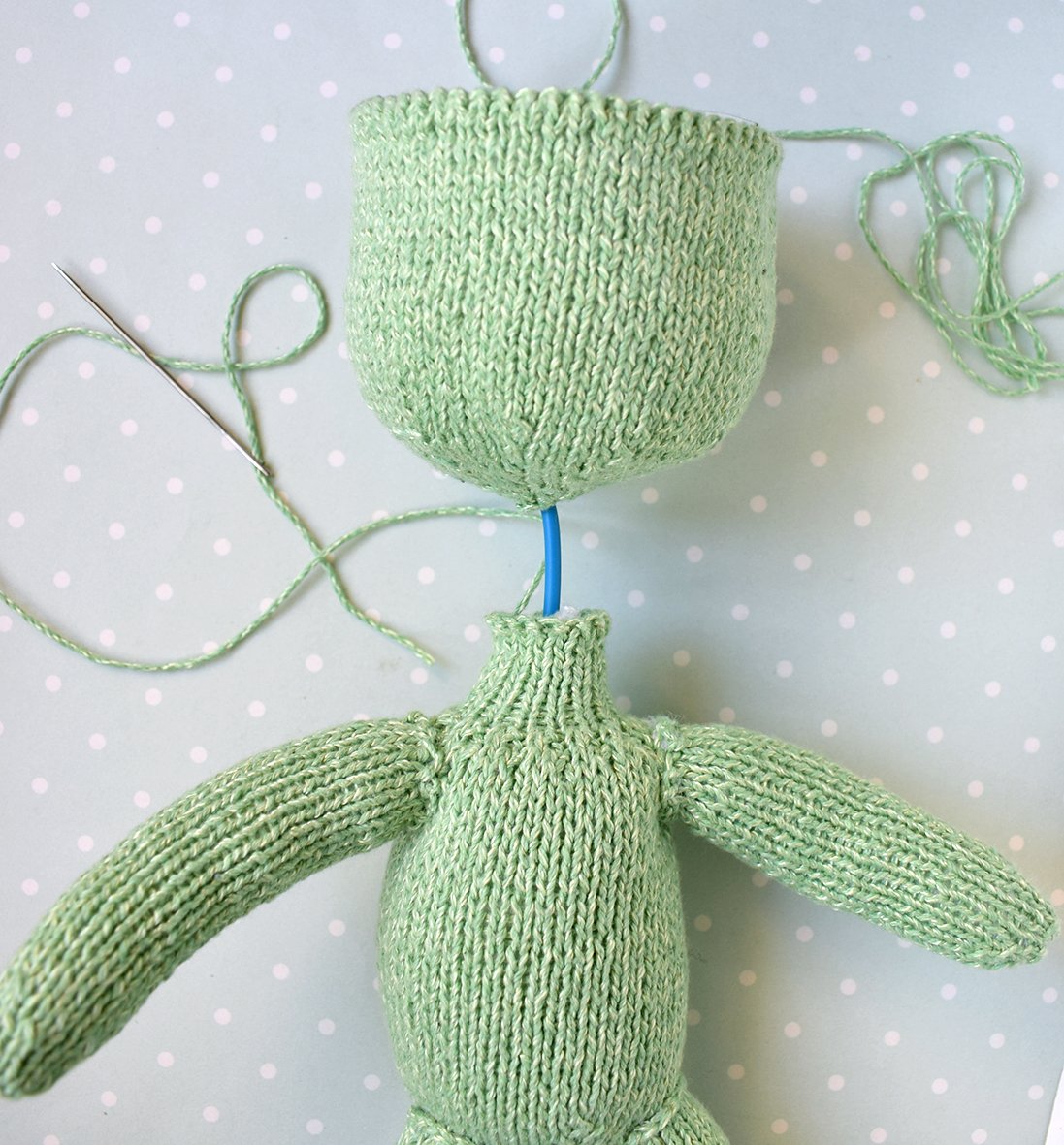 Blog-Inhaltsbild für 'Übertopf «was hast du in deinem Kopf?». 2 in 1: Häkeln oder Stricken'