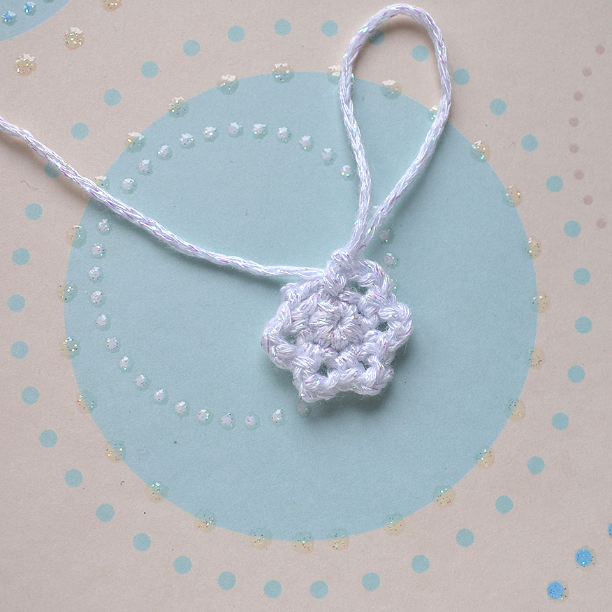 Blog-Inhaltsbild für '5 Schneeflocken für einen weihnachtlichen Gardinenhalter'