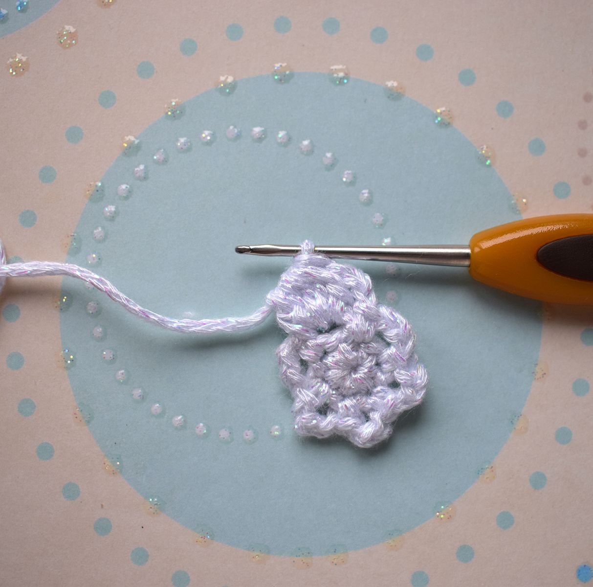 Blog-Inhaltsbild für '5 Schneeflocken für einen weihnachtlichen Gardinenhalter'