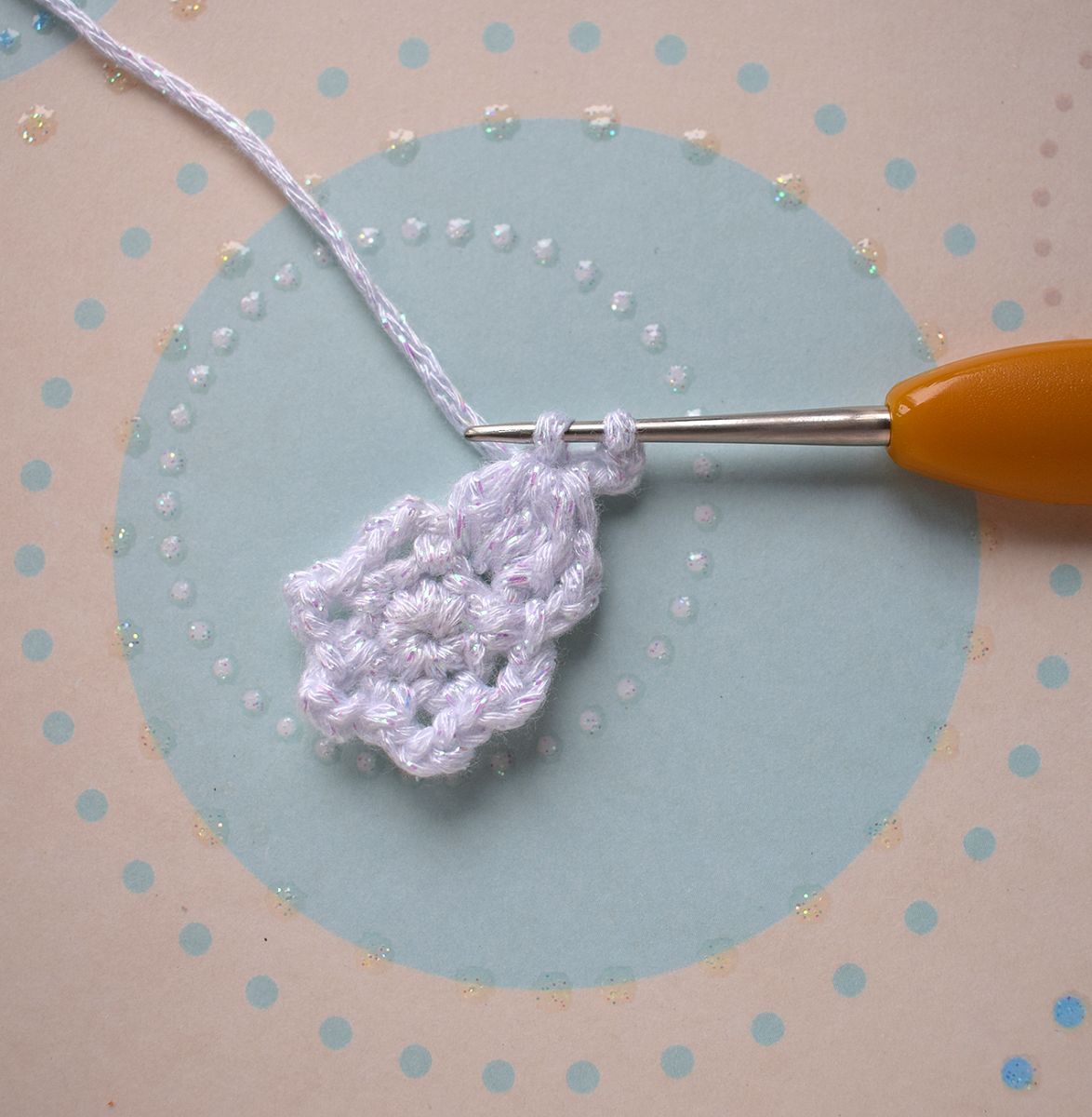 Blog-Inhaltsbild für '5 Schneeflocken für einen weihnachtlichen Gardinenhalter'