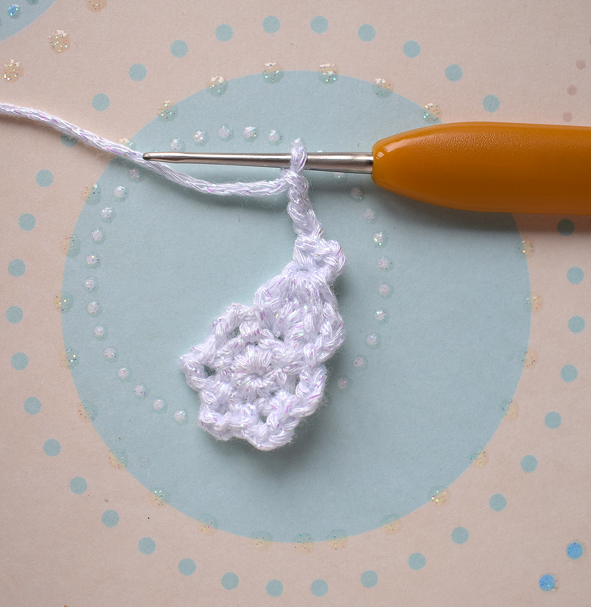 Blog-Inhaltsbild für '5 Schneeflocken für einen weihnachtlichen Gardinenhalter'